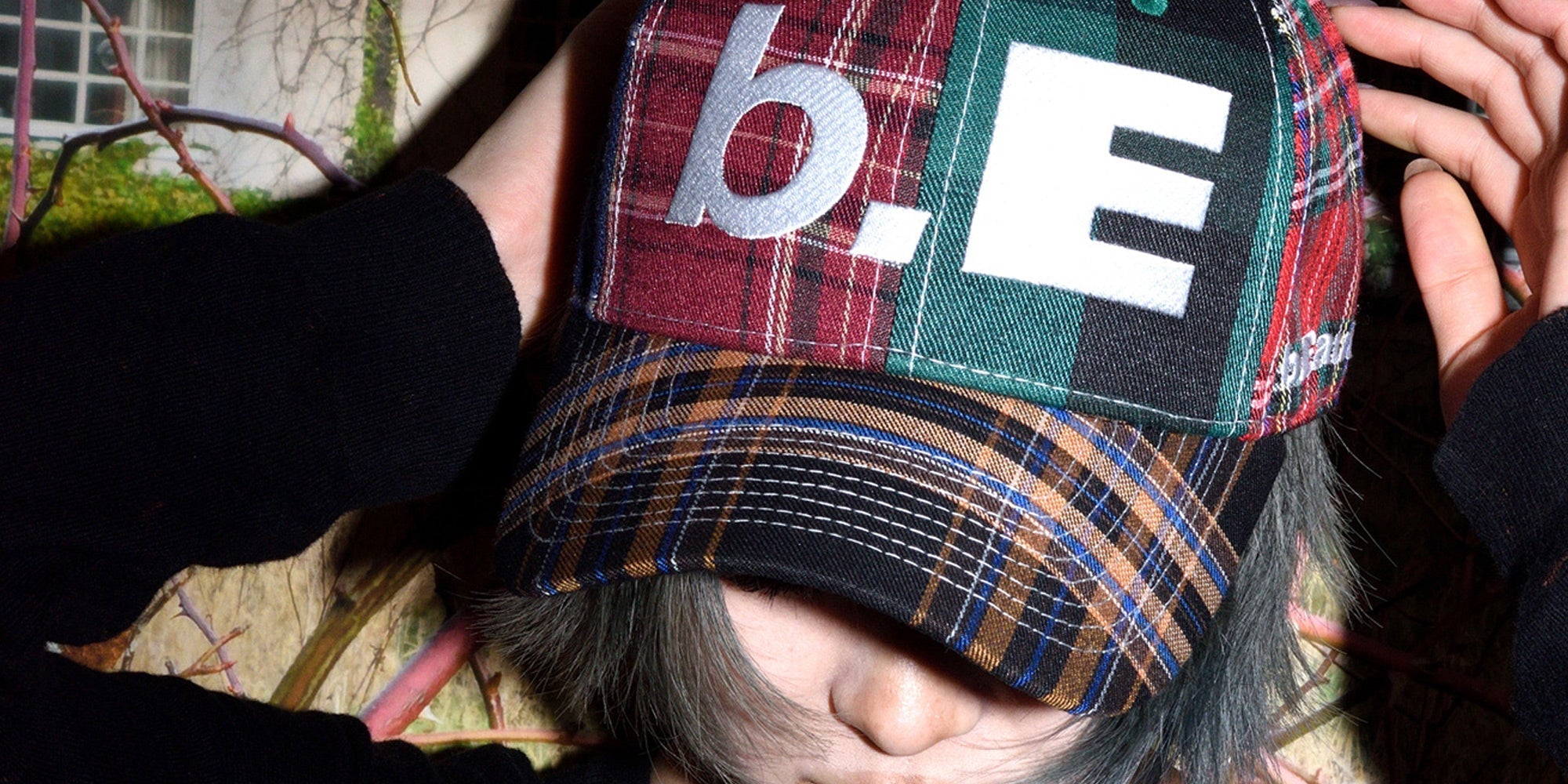 b.eautiful (off-black/white)キャップ b.Eautiful